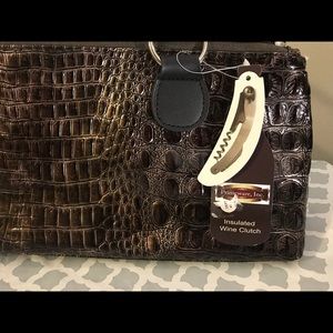 Insulated wine clutch